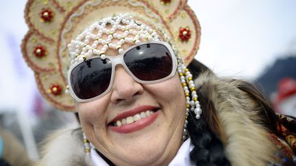 Une supportrice porte le&nbsp;kokochnik, une&nbsp;coiffe traditionnelle russe pendant la comp&eacute;tition de snowboard f&eacute;minine des Jeux olympiques de Sotchi (Russie), le 9 f&eacute;vrier 2014. (DYLAN MARTINEZ / REUTERS)