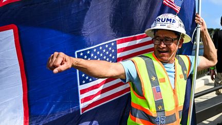 Les supporters de Donald Trump célèbrent sa victoire et son comeback à la présidence des Etats-Unis, à Palm Beach en Floride, le 6 novembre 2024. (CHANDAN KHANNA / AFP)