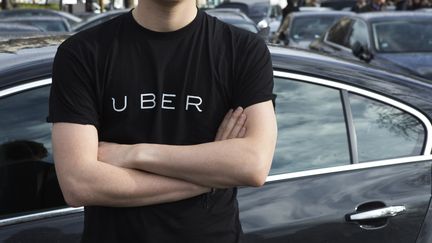 Un chauffeur porte unTee-shirt UBER. (AFP)