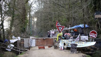 Le tribunal de Saint-Nazaire a autoris&eacute;, le 25 mars 2013, l'expulsion d'opposants qui occupent un ensemble de cabanes construites sur le site du futur a&eacute;roport contest&eacute; de Notre-Dame-des-Landes pr&egrave;s de Nantes (Loire-Atlantique). (JEAN-SEBASTIEN EVRARD / AFP)