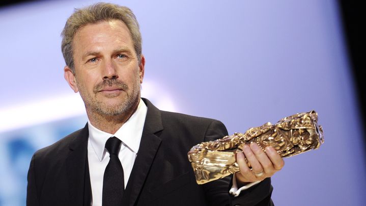 Le com&eacute;dien am&eacute;ricain Kevin Costner re&ccedil;oit un C&eacute;sar d'honneur pour l'ensemble de sa carri&egrave;re, vendredi 22 f&eacute;vrier 2013 &agrave; Paris. (MAXPPP)