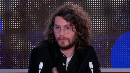 Maxime Chamoux, co-auteur de "Xavier Dupont de Ligonnès - l'enquête", était l'invité du journal de 23 Heures de franceinfo, vendredi 18 décembre. Il a tenté d'expliquer pourquoi les faits divers intéressent tant les Français. (FRANCEINFO)