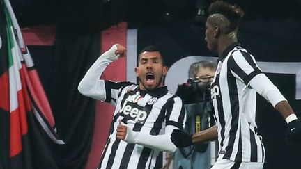 En ouvrant le score face au Milan, Carlos Tevez (Juventus Turin), félicité ici par Paul Pogba, a inscrit son 14e but en Serie A.