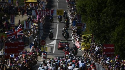 Le peloton au pied de Mûr-de Bretagne lors du Tour de France 2018, le 12 juillet 2018. (PHILIPPE LOPEZ / AFP)