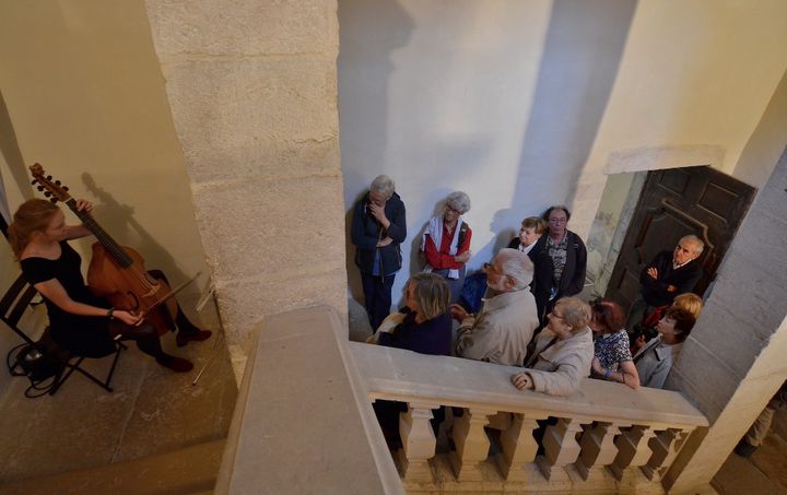 Dans les couloirs de l'Abbaye, pendant une "visite musicale"
 (Bertrand Pichène)