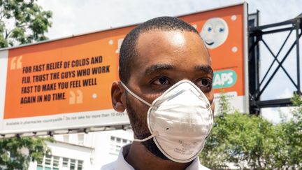 Un représentant de l'Association des médecins du Zimbabwe dénonce, lors d'une conférence de presse devant un hôpital de Parirenyatwa, à Harare, le 26 mars 2020, le manque d'équipements de protection. (JEKESAI NJIKIZANA / AFP)