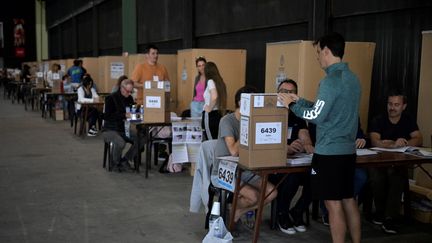 Un homme vote dans un bureau de vote à Buenos Aires (Argentine), le 19 novembre 2023, pour le second tour de la présidentielle. (JUAN MABROMATA / AFP)