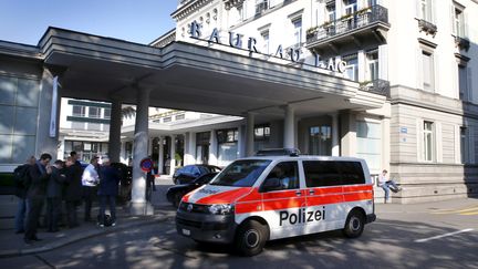 Un van de la police suisse devant l'h&ocirc;tel zurichois (Suisse) o&ugrave; ont &eacute;t&eacute; arr&ecirc;t&eacute;s des responsables de la Fifa, le 27 mai 2015. (ARND WIEGMANN / REUTERS)