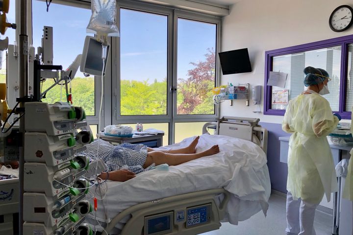 Une chambre dans le service de réanimation de l'hôpital de Mulhouse dans le Haut-Rhin qui accueille une quarantaine de patients atteints du Covid-19, le 6 mai 2020. (MATTHIEU MONDOLONI / FRANCEINFO)