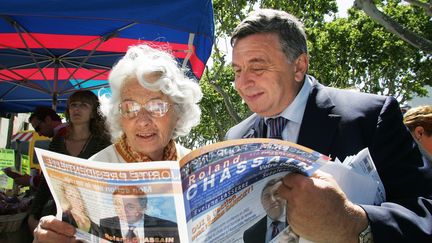 Roland Chassain, candidat UMP dans la 16e circonscription des Bouches-du-Rh&ocirc;ne, lors d'une visite de campagne au march&eacute; d'Arles le 30 mai 2007. (BORIS HORVAT / AFP)