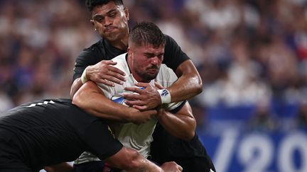 In the offensive and defensive battle as well, France's third midfielder, Gregory Alldrete, was caught in New Zealand's pincer.  (Anne-Christine Pujolat/AFP)