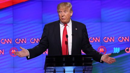 Donald Trump s'exprimant lors d'un débat pour la primaire républicaine, le 10 mars 2016 à Miami (Floride, Etats-Unis). (JOE RAEDLE / GETTY IMAGES NORTH AMERICA)