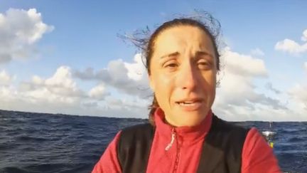 Victoria Evans, 35 ans, lors de sa traversée de l'océan Atlantique à la rame, sur son compte Twitter SeaChangeSport. (CAPTURE D'ÉCRAN)