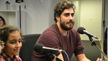 Au micro de franceinfo junior, Yann Bertrand a raconté à des écoliers son quotidien de journaliste "musique". (franceinfo junior / RADIOFRANCE)