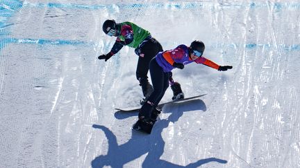 Gros contact lors de la finale du snowboardcross (catégorie LL2) entre la Néerlandaise Lisa Bunschoten et l'Américaine Brenna Huckaby. Pas de casse néanmoins pour les deux athlètes, qui se relèveront mais ne pourront pas empêcher le titre de la Française Cécile Hernandez. (THOMAS LOVELOCK / OIS/IOC)