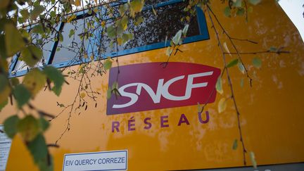 Logo SNCF Réseau, sur un train brosseur à Vierzon le 18 novembre 2016. (GUILLAUME SOUVANT / AFP)