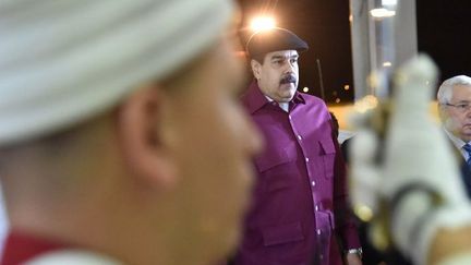 Le président vénézuélien, Nicolas Maduro, accueilli par le président du Conseil de la Nation algérien, AbdelKader Bensalah, à son arrivée à l'aéroport Houari Boumedienne d'Alger, le 10 septembre 2017. (RYAD KRAMDI/AFP)