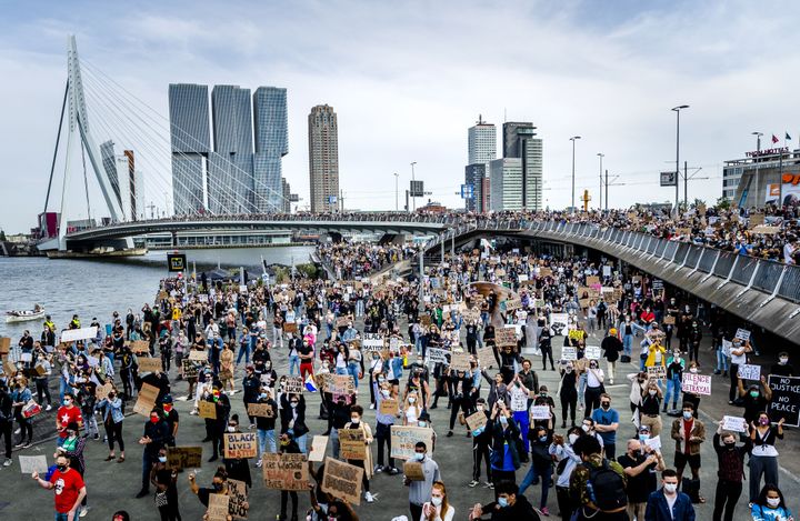 Une foule de manifestants envahit le pont Érasme de Rotterdam (Pays-Bas) le 3 juin 2020 après le meurtre de George Floyd. (REMKO DE WAAL / ANP MAG / AFP)