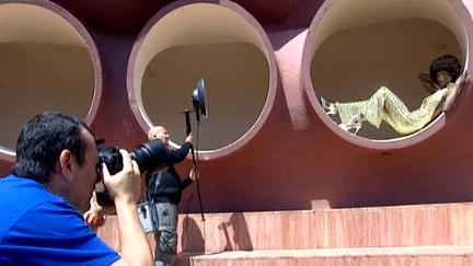 Le Tour de France Photo s'arrête au "Palais Bulles" pour une séance inspiré par le stylisme des sixties de Pierre Cardin
 (France 3 / Culturebox)