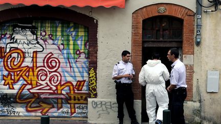 Des policiers devant l'immeuble de Toulouse (Haute-Garonne) o&ugrave; le corps d'une jeune femme a &eacute;t&eacute; d&eacute;couvert dans un &eacute;tat de d&eacute;composition avanc&eacute;e, le 3 ao&ucirc;t 2015. (AFP)