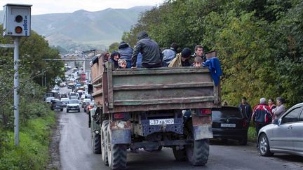 Des Arméniens fuient le Haut-Karabakh et se dirigent vers Goris (Arménie), après une offensive menée par l'Azerbaïdjan, le 26 septembre 2023. (GAIANE YENOKIAN / AP / SIPA)