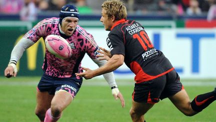 David Attoub (&agrave; g.) et Jonny Wilkinson (&agrave; dr.) lors du match Stade fran&ccedil;ais-Toulon du 23 octobre 2010 au Stade de France, &agrave; Saint-Denis (Seine-Saint-Denis). (BERTRAND GUAY / AFP)