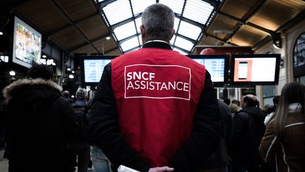 Un salarié de la SNCF chargé de l'assistance aux voyageurs durant la période de grève. (PHILIPPE LOPEZ / AFP)