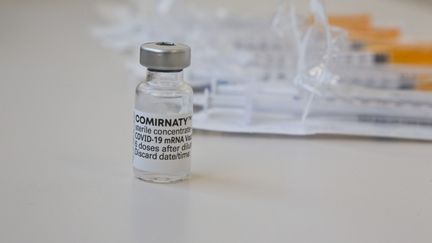 Un flacon de vaccin contre le Covid-19 développé par le laboratoire Pfizer/BioNTech, à Briançon (Hautes-Alpes), le 10 août 2021. (THIBAUT DURAND / HANS LUCAS / AFP)