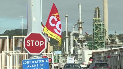 Carburants : les groupes pétroliers et les syndicats en discussion pour mettre fin au blocage