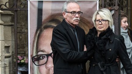 Jean-Pierre Fouillot et Isabelle Fouillot, les parents d'Alexia, lors de son enterrement le 8 novembre 2017. (SEBASTIEN BOZON / AFP)