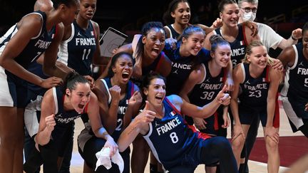 Les basketteuses de l'équipe de France, victorieuses de l'Espagne en quarts de finale du tournoi olympique, le 4 août 2021. (ARIS MESSINIS / AFP)