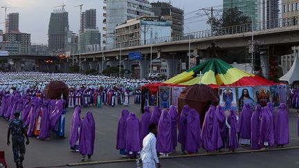 autour des portraits de Jésus-Christ et des douze apôtres.
 (Minasse Wondimu Hailu / ANADOLU AGENCY / AFP)