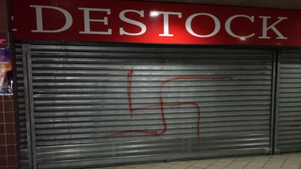 Une croix gammée sur la devanture d'un magasin de Créteil (Val-de-Marne), le 3 janvier 2017. (DR)