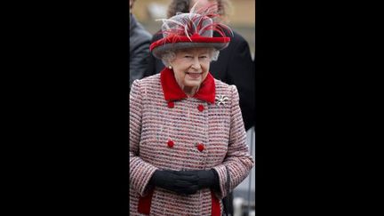 Couleur, longueur des manches, symboles: tout est étudié avant de mettre le cap sur un pays.
	Pour sa visite en Irlande, en 2011, la reine était habillée de vert émeraude, la couleur emblématique du pays. Les fleurs - trèfle irlandais, feuille d&#039;érable canadienne, lotus indien- sont reprises en broderies ou broche pour les visites officielles, afin d&#039;honorer ses hôtes.
 (AFP)