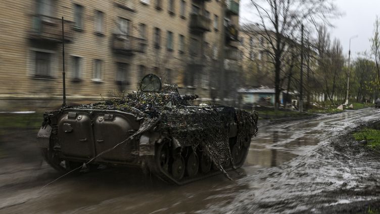 Un blindé de l'armée ukrainienne lors d'un entraînement près du front de Bakhmout (Ukraine), le 13 avril 2023. (MUHAMMED ENES YILDIRIM / ANADOLU AGENCY / AFP)