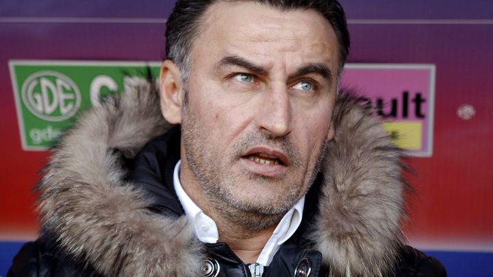 L'entra&icirc;neur de Saint-Etienne, Christophe Galtier, se pr&eacute;munit contre le froid r&eacute;gnant &agrave; Caen, le 21 avril 2012. (CHARLY TRIBALLEAU / AFP)