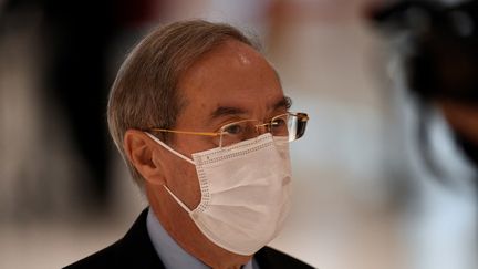 Claude Guéant arrive au palais de justice de Paris, le 2 novembre 2021. (BERTRAND GUAY / AFP)