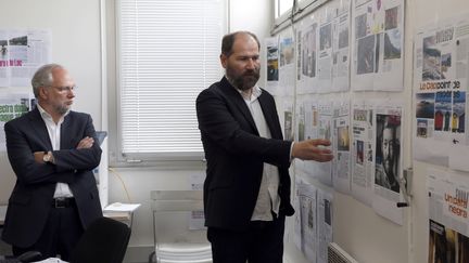 Le directeur adjoint&nbsp;de Libération, Johan Hufnagel (à droite), à Paris, le 21 mai 2015. (FRANCOIS GUILLOT / AFP)