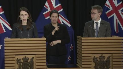 La Première ministre néo-zélandaise Jacinda Ardern (à gauche) s'exprime lors d'une conférence de presse à Wellington, le 11 août 2020. (SIPA)