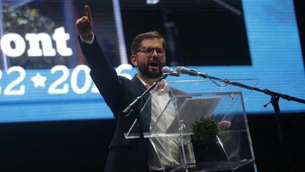 Le nouveau président du Chili, Gabriel Boric, prononce un discours dimanche 19 décembre 2021 à Santiago du Chili. (CRIS SAAVEDRA VOGEL / ANADOLU AGENCY / AFP)