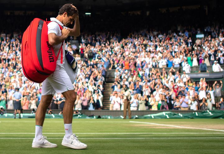 Roger Federer quitte le court de Wimbledon après son quart de finale perdu le 7 juillet 2021. (AELTC/EDWARD WHITAKER / POOL / AFP)