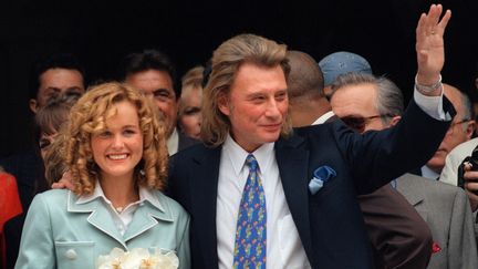 Laeticia et Johnny Hallyday&nbsp;le jour de leur mariage, à Neuilly-sur-Seine (Hauts-de-Seine), le 25 mars 1996. (MICHEL GANGNE / AFP)