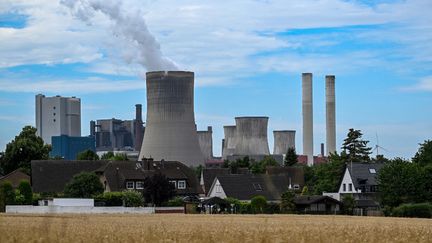 Une centrale à charbon exploitée par l'énergéticien allemand RWE, à Niederaussem en Rhénanie-du-Nord-Westphalie (Allemagne)&nbsp; (INA FASSBENDER / AFP)