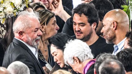 Le nouveau président brésilien, Lula, salue les proches de Pelé, le 3 janvier 2023. (NELSON ALMEIDA / AFP)