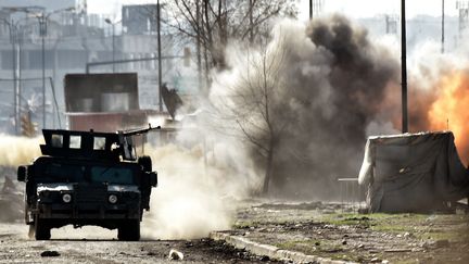 Dans un quartier ouest de Mossoul (Irak), affrontements entre les forces irakiennes et les jihadistes du groupe État islamique, le 5 mars 2017 (ARIS MESSINIS / AFP)