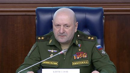 Le général Igor Kirillov, chef des forces russes de protection contre les radiations, chimiques et biologiques, lors d'un point de presse à Moscou, Russie, le 24 octobre 2022. (RUSSIAN DEFENCE MINISTRY PRESS SERVICE/HANDOUT HANDOUT / MAXPPP)