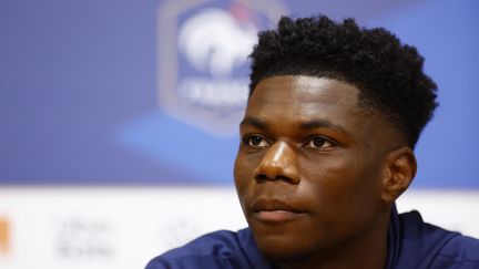 Aurélien Tchouameni lors de la conférence de presse de l'équipe de France à la Johan Cruyff Arena d'Amsterdam, le 12 octobre 2023. (KENZO TRIBOUILLARD / AFP)