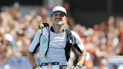 Mathieu Blanchard à l'arrivée de l'UTMB, à Chamonix, le 27 août 2022. (GR?GORY YETCHMENIZA / MAXPPP)