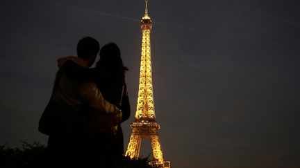 Un couple regarde la Tour Eiffel, le 27 octobre 2014. (VINCENT ISORE / MAXPPP)