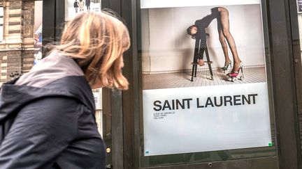 L'une des affiches&nbsp;de la dernière campagne de la marque Yves Saint Laurent, à Paris (France), le 8 mars 2017. (MAXPPP)